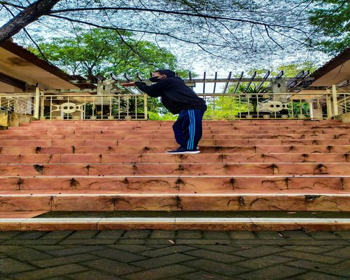 Menggunakan tangga sebagai gerakan ringan